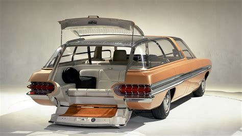 The Ford Aurora II didn’t make it to the marketplace, presumably due to non-compliance with safety regulations. However, its features, like the wrap-around sofa and the passenger seat with a full 180° rotation capacity, continue to stand as some of the most daring design innovations of the 1960s. h/t: vintag.es. 